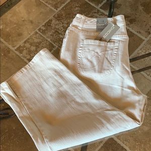 Chico’s Platinum Fit Women’s Capri Jean Off White/Ivory